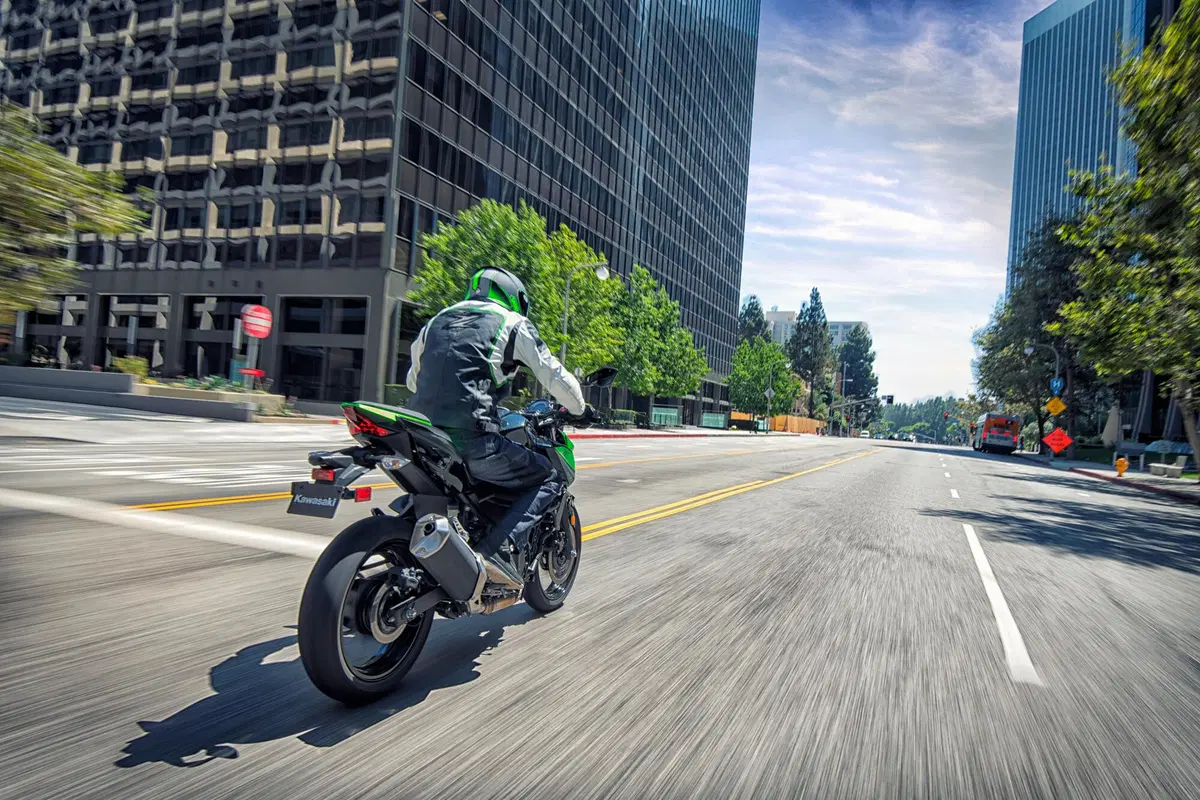 Kawasaki Z400 2023: quando 'Piccola Supernaked' non è una contraddizione (8)