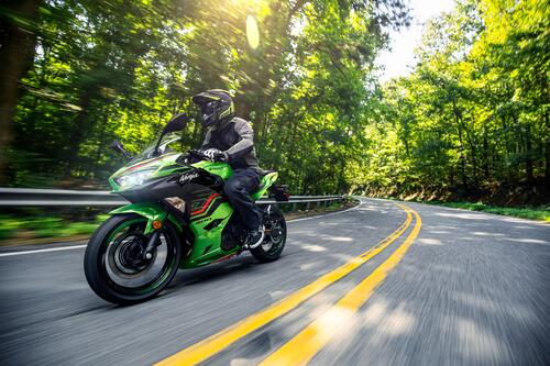 Kawasaki Ninja 400 m.y. 2023: vi intriga la dominatrice del mondiale Supersport? (2)