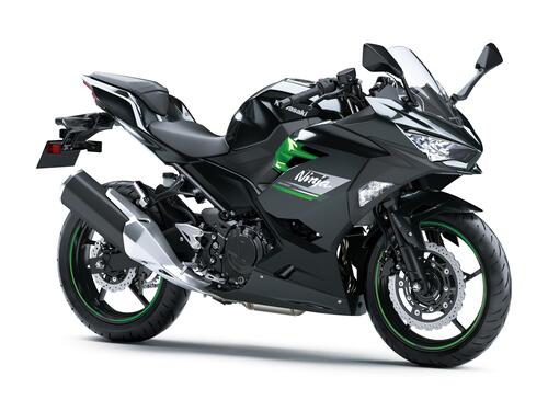 Kawasaki Ninja 400 m.y. 2023: vi intriga la dominatrice del mondiale Supersport? (9)