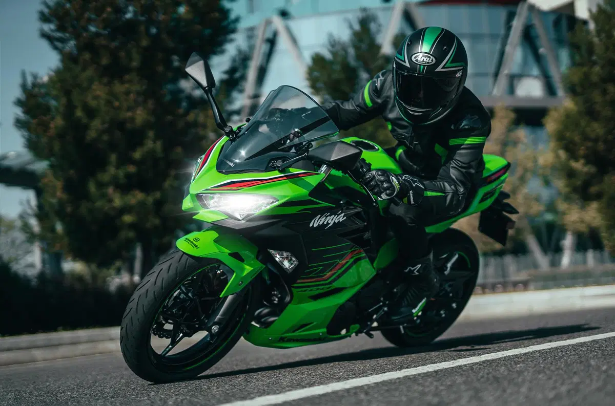 Kawasaki Ninja 400 m.y. 2023: vi intriga la dominatrice del mondiale Supersport? (11)