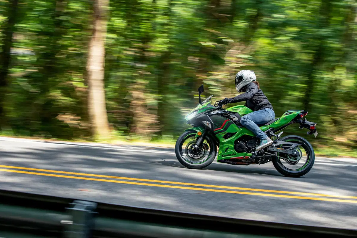 Kawasaki Ninja 400 m.y. 2023: vi intriga la dominatrice del mondiale Supersport? (10)