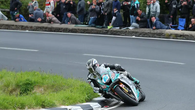 Tourist Trophy 2022: Hickman fa il bis nella Superstock, Dunlop vince la Supersport