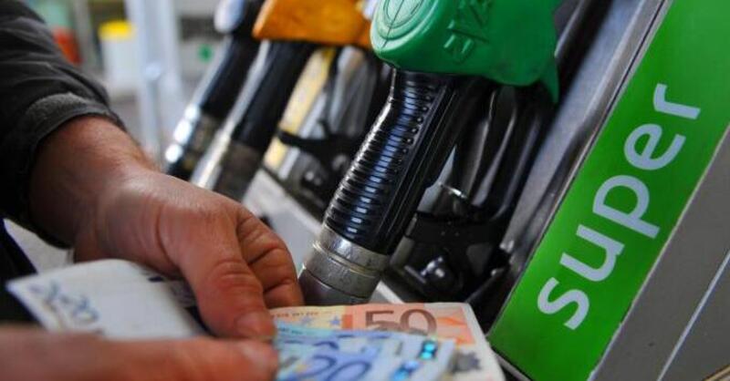 Ci risiamo: la benzina &egrave; di nuovo a 2&euro;. Il Governo si prepara a nuovi tagli, ma non basta