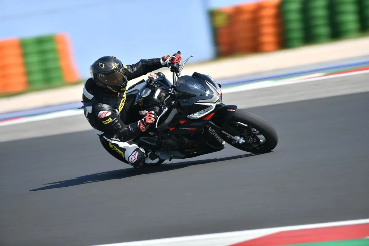 Aprilia Tuono 660 Factory (3)