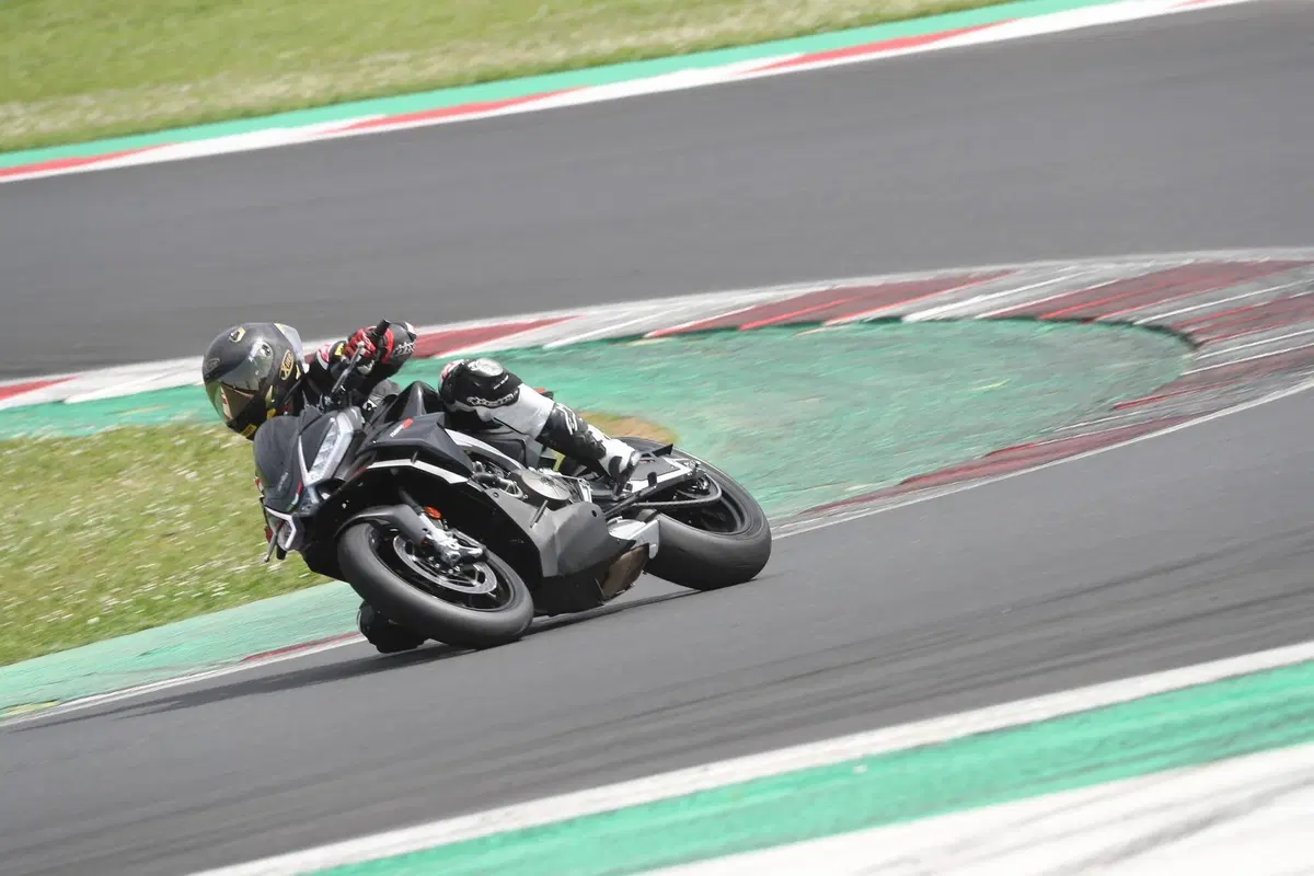 Aprilia Tuono 660 Factory (7)
