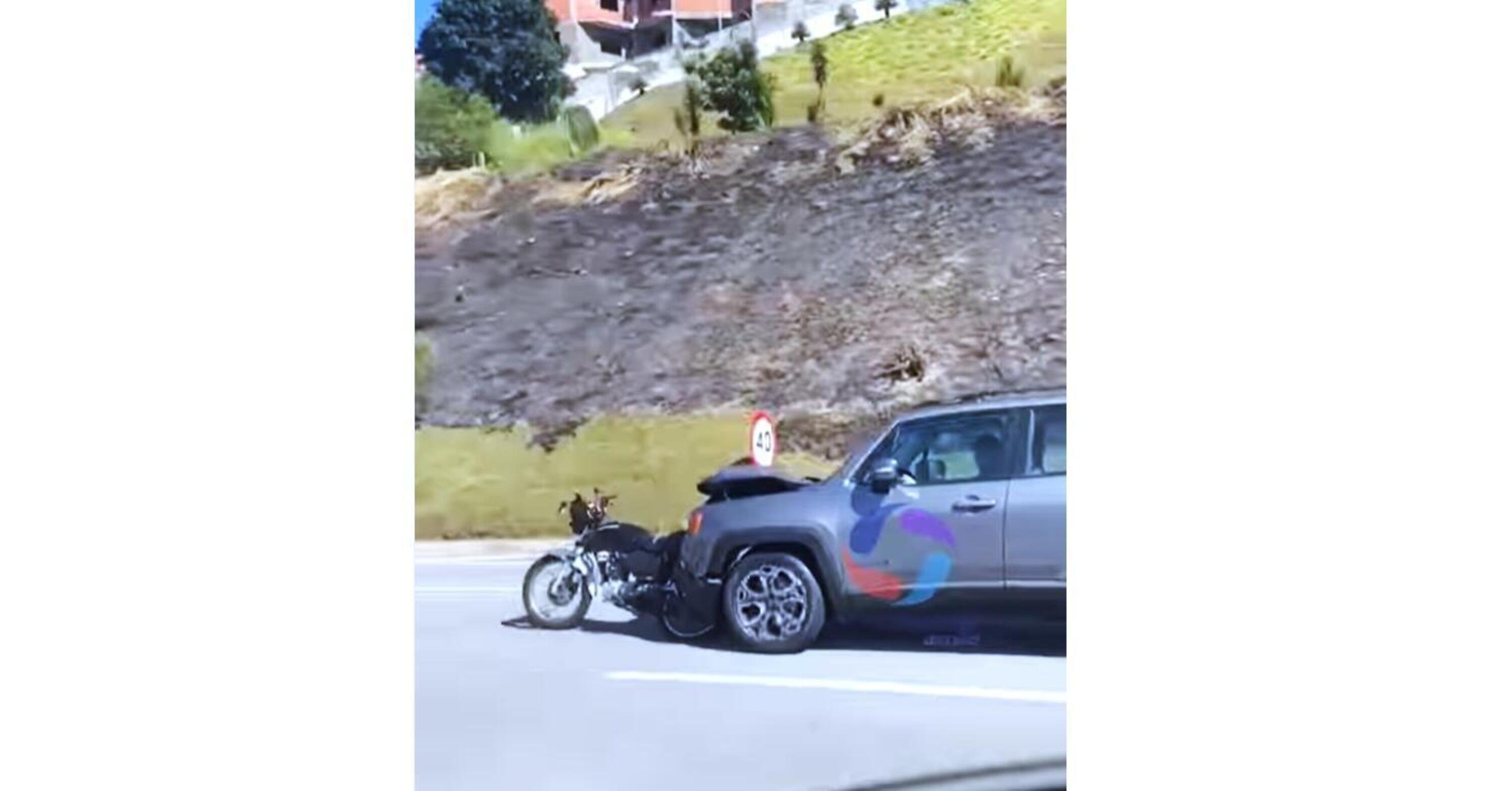Travolge un motociclista e se ne va a casa con la moto infilata nel cofano [VIDEO VIRALE]