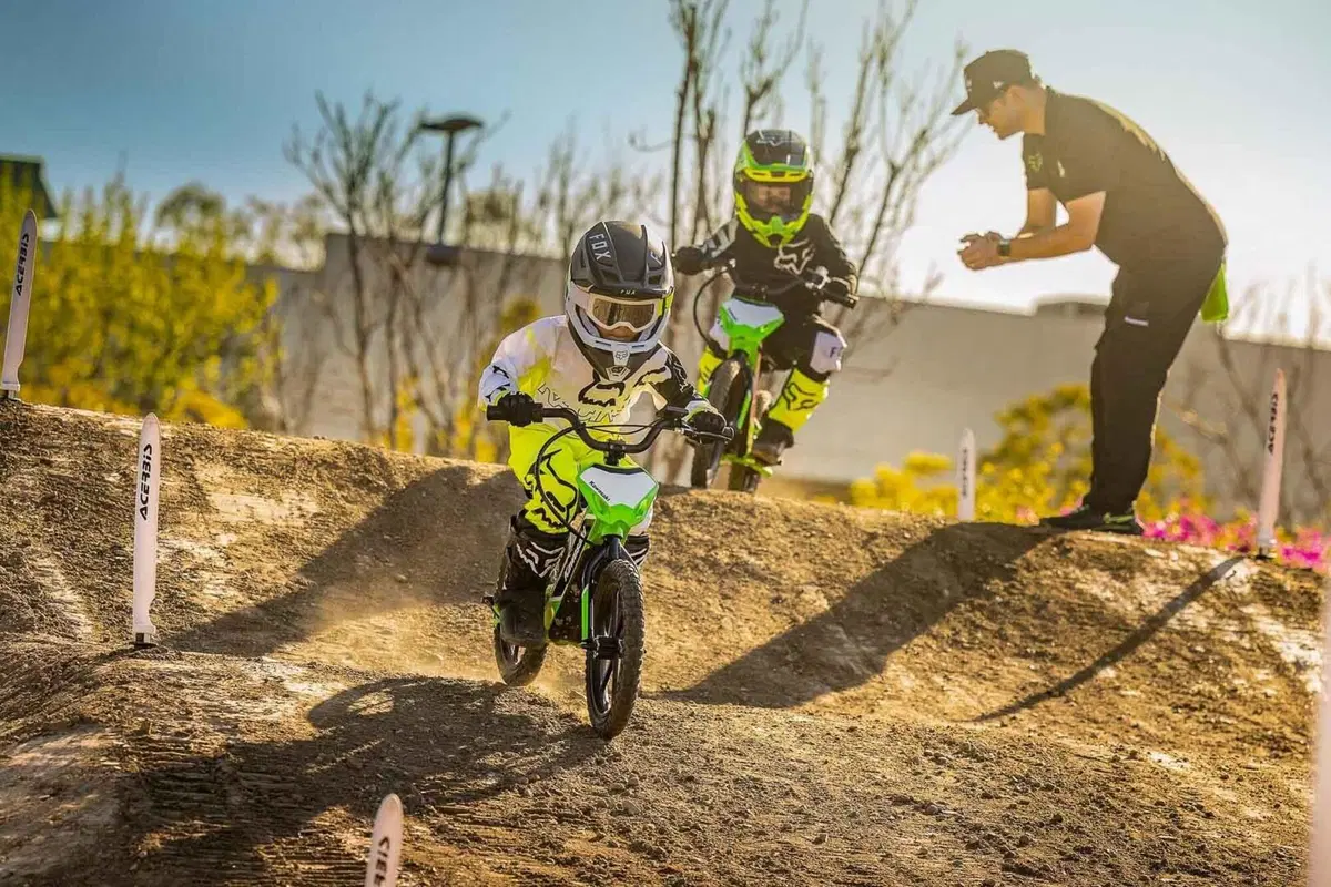 La prima Kawasaki elettrica? Un gioco da ragazzi! (10)