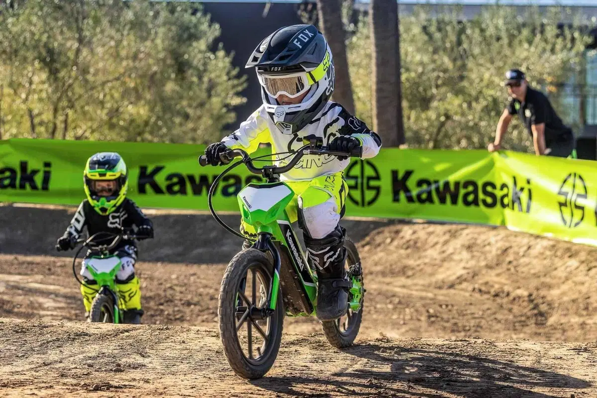 La prima Kawasaki elettrica? Un gioco da ragazzi! (11)