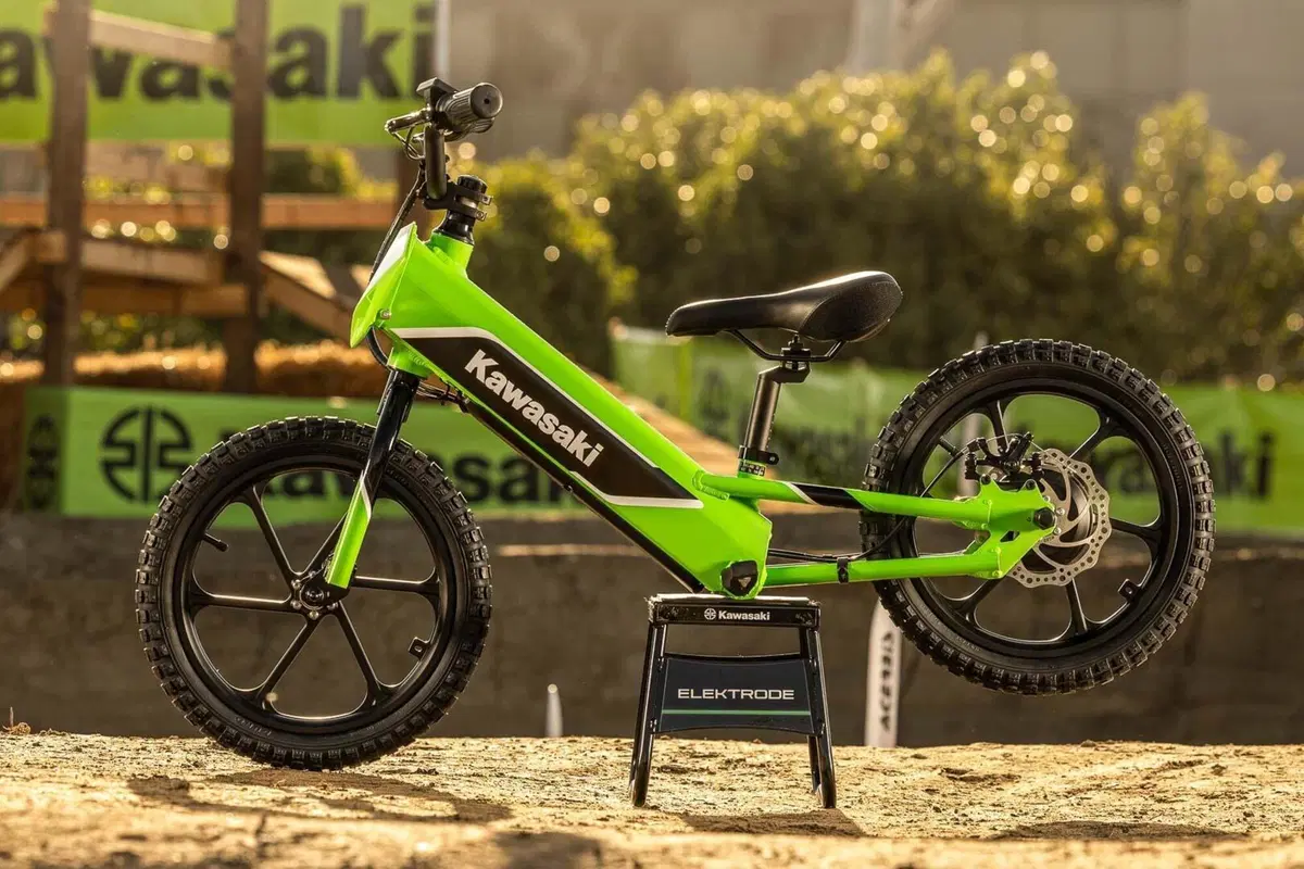 La prima Kawasaki elettrica? Un gioco da ragazzi! (9)