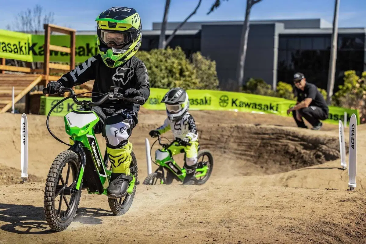 La prima Kawasaki elettrica? Un gioco da ragazzi! (12)