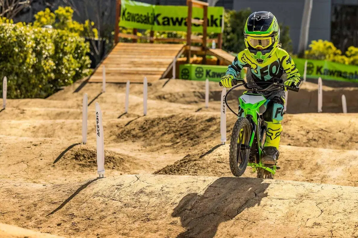 La prima Kawasaki elettrica? Un gioco da ragazzi! (14)