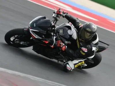 Chi parla solo di carene e cv forse non ha mai provato in pista un'Aprilia Tuono 660 Factory