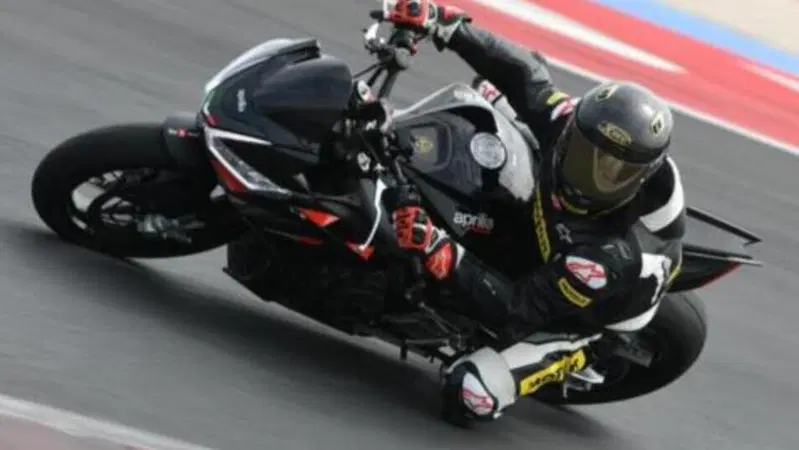 Chi parla solo di carene e cv forse non ha mai provato in pista un'Aprilia Tuono 660 Factory