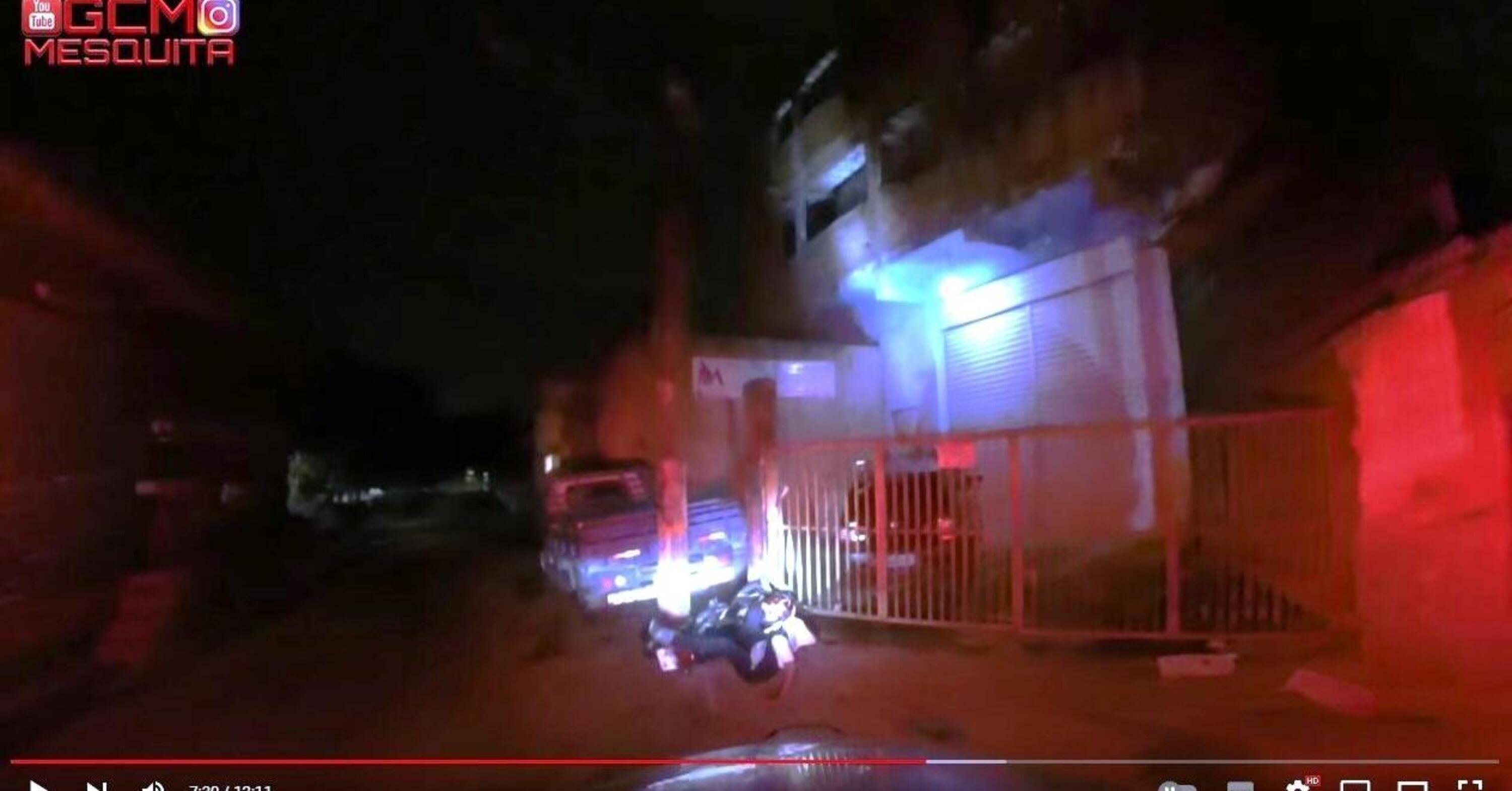 I metodi della polizia brasiliana: in moto a tutto gas fino allo schianto del delinquente, &egrave; giusto? [VIDEO VIRALE]