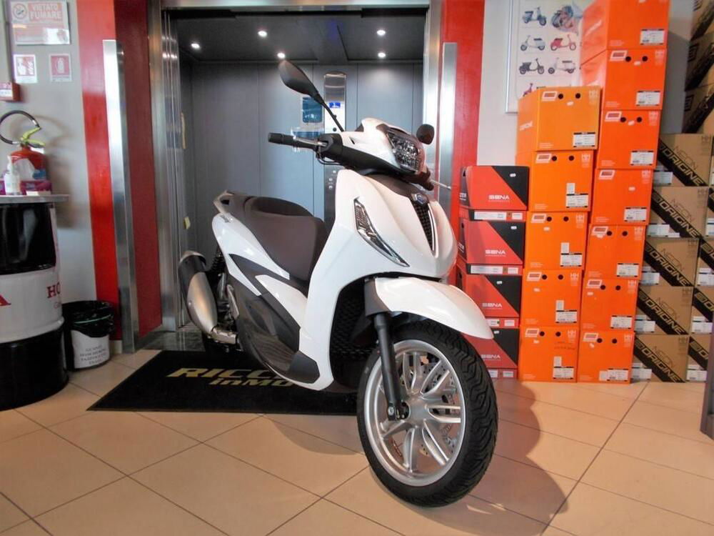 Piaggio Beverly 300 ABS-ASR (2021 - 24) (2)