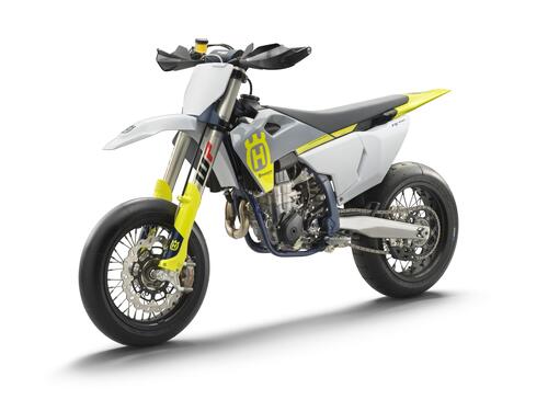 E' una belva fra i cordoli la nuovissima Husqvarna FS 450 Supermoto (4)