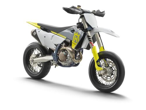 E' una belva fra i cordoli la nuovissima Husqvarna FS 450 Supermoto (5)