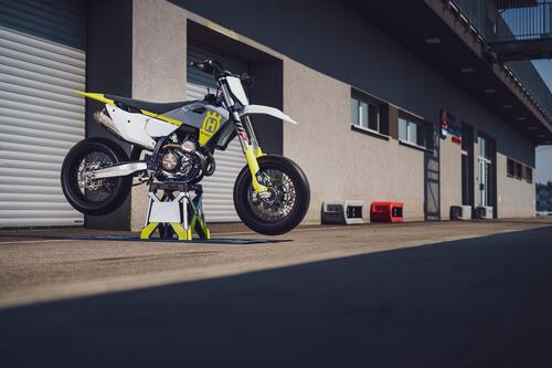 E' una belva fra i cordoli la nuovissima Husqvarna FS 450 Supermoto (7)