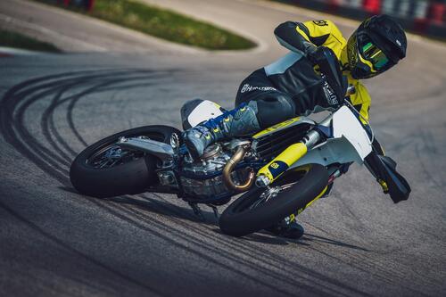 E' una belva fra i cordoli la nuovissima Husqvarna FS 450 Supermoto