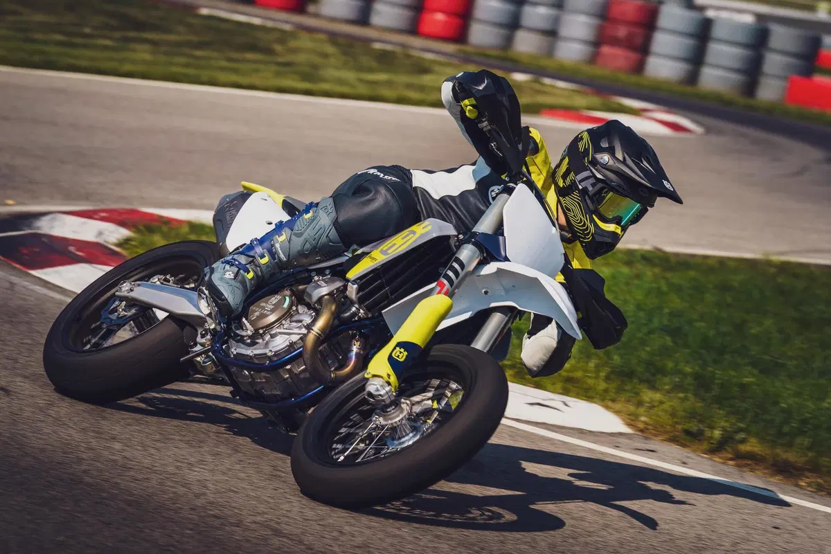 E' una belva fra i cordoli la nuovissima Husqvarna FS 450 Supermoto (14)
