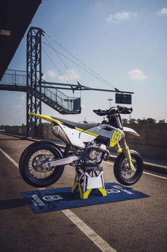 E' una belva fra i cordoli la nuovissima Husqvarna FS 450 Supermoto (8)