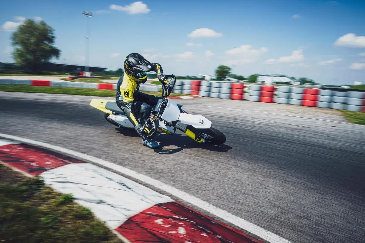 E' una belva fra i cordoli la nuovissima Husqvarna FS 450 Supermoto (15)