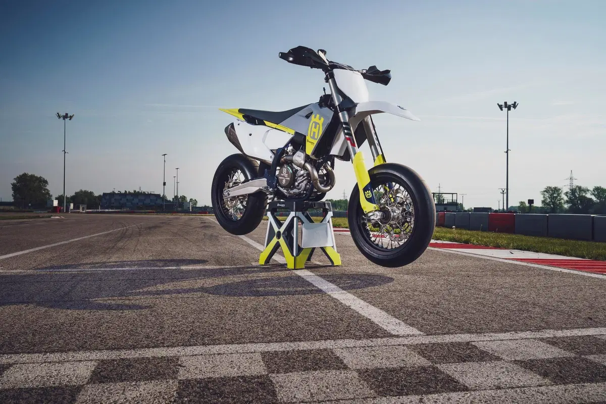 E' una belva fra i cordoli la nuovissima Husqvarna FS 450 Supermoto (10)