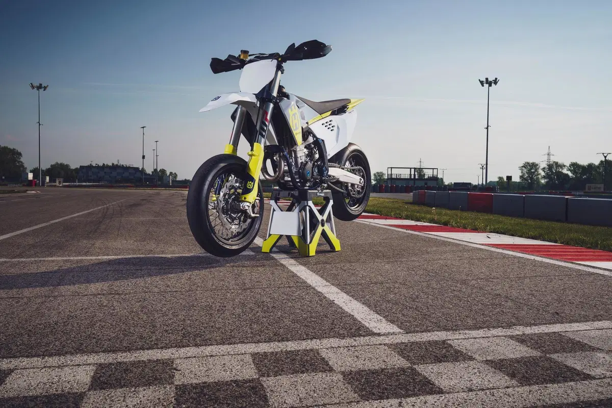 E' una belva fra i cordoli la nuovissima Husqvarna FS 450 Supermoto (13)