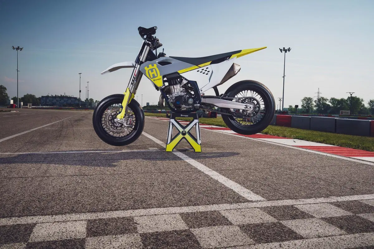E' una belva fra i cordoli la nuovissima Husqvarna FS 450 Supermoto (11)