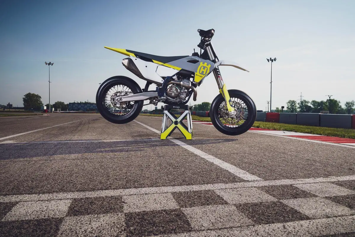 E' una belva fra i cordoli la nuovissima Husqvarna FS 450 Supermoto (12)