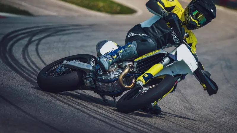 E' una belva fra i cordoli la nuovissima Husqvarna FS 450 Supermoto