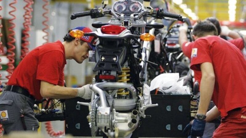 Ducati e Lamborghini pagano il diploma ai ragazzi in fabbrica  