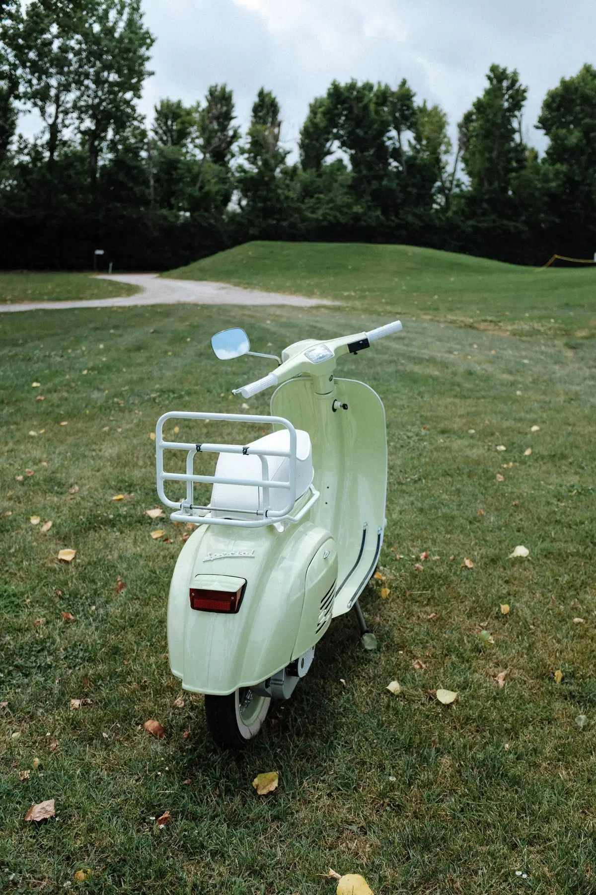 Garage Italia presenta la Vespa 50 Special-e (9)