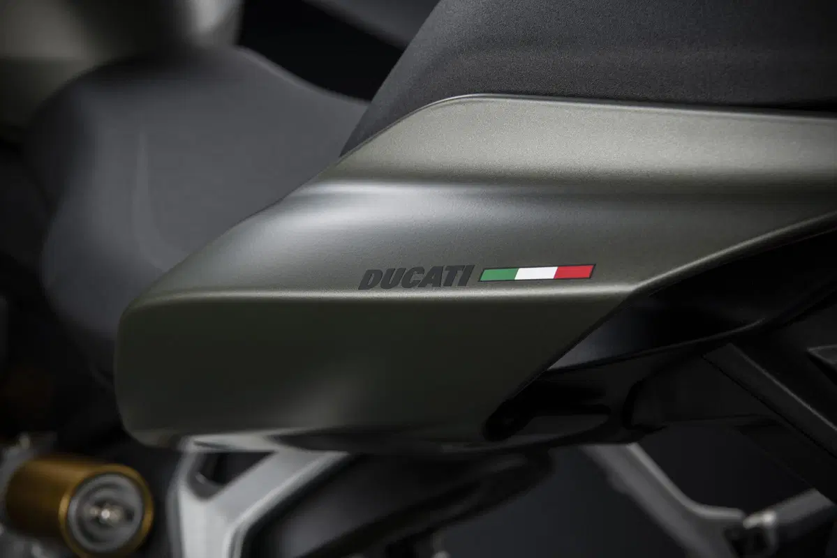 La Ducati Streetfighter V2 diventa green. Ma sempre a benzina (17)