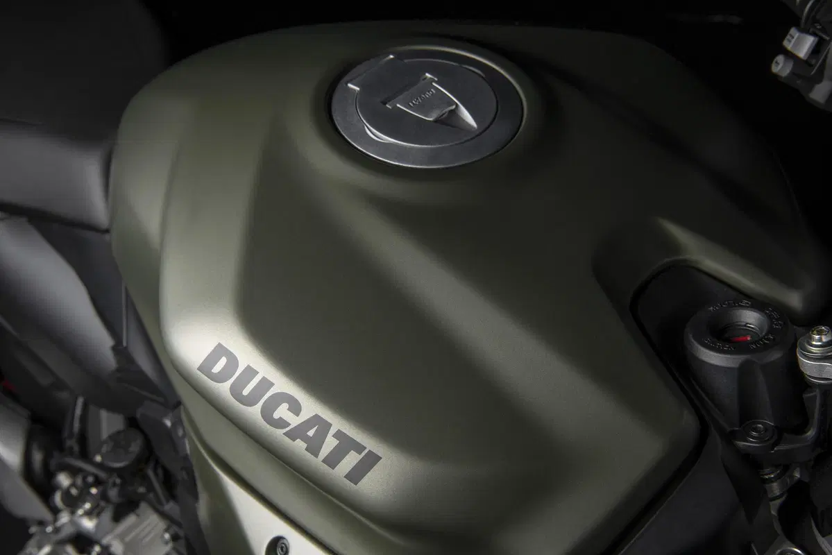 La Ducati Streetfighter V2 diventa green. Ma sempre a benzina (16)