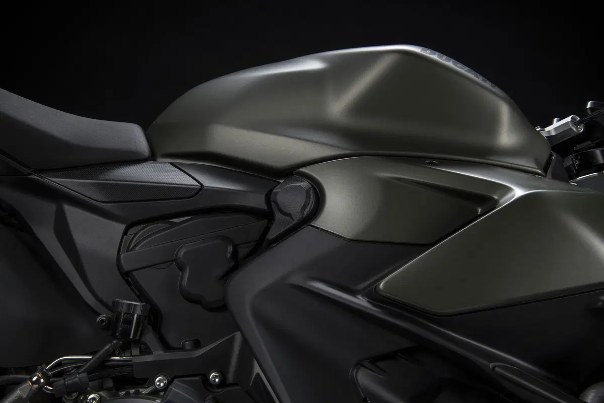 La Ducati Streetfighter V2 diventa green. Ma sempre a benzina (15)
