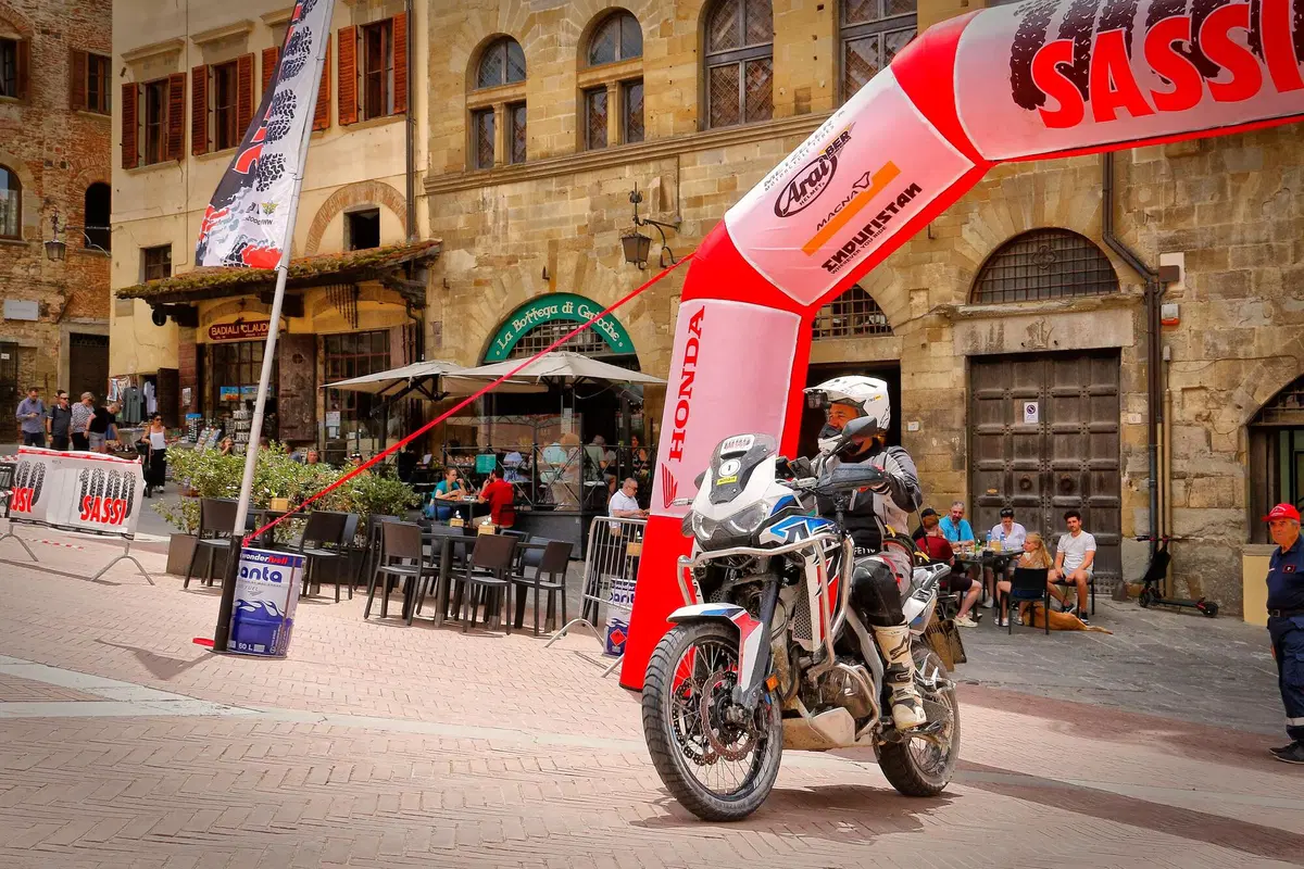 Fuoristrada vietato in Italia? Falso! Vieni con noi alla 1000 Sassi in Toscana con l'Africa Twin