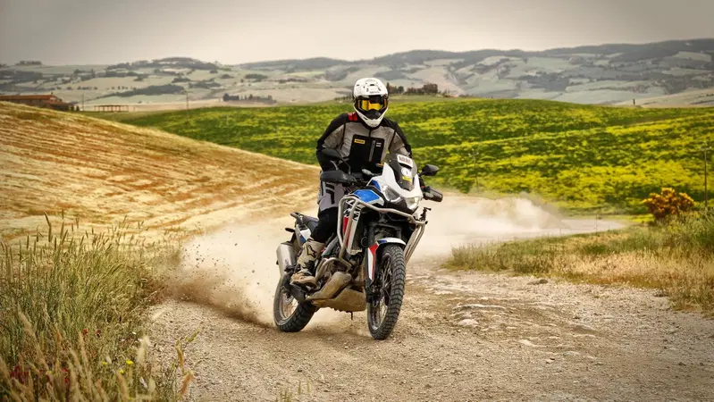 Fuoristrada vietato in Italia? Falso! Vieni con noi alla 1000 Sassi in Toscana con l'Africa Twin