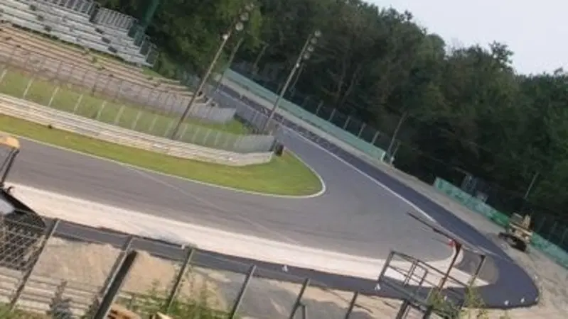 Monza: avviati i lavori di asfaltatura della via di fuga della curva Parabolica 