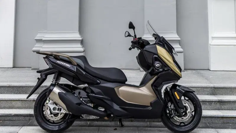 QJMotor FORTress 350: maxiscooter fate attenzione...