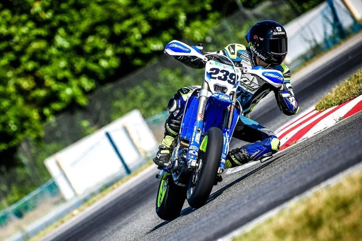 TM Racing sfoggia tre SMR 125 Replica del team ufficiale. Viva il 2 tempi (9)