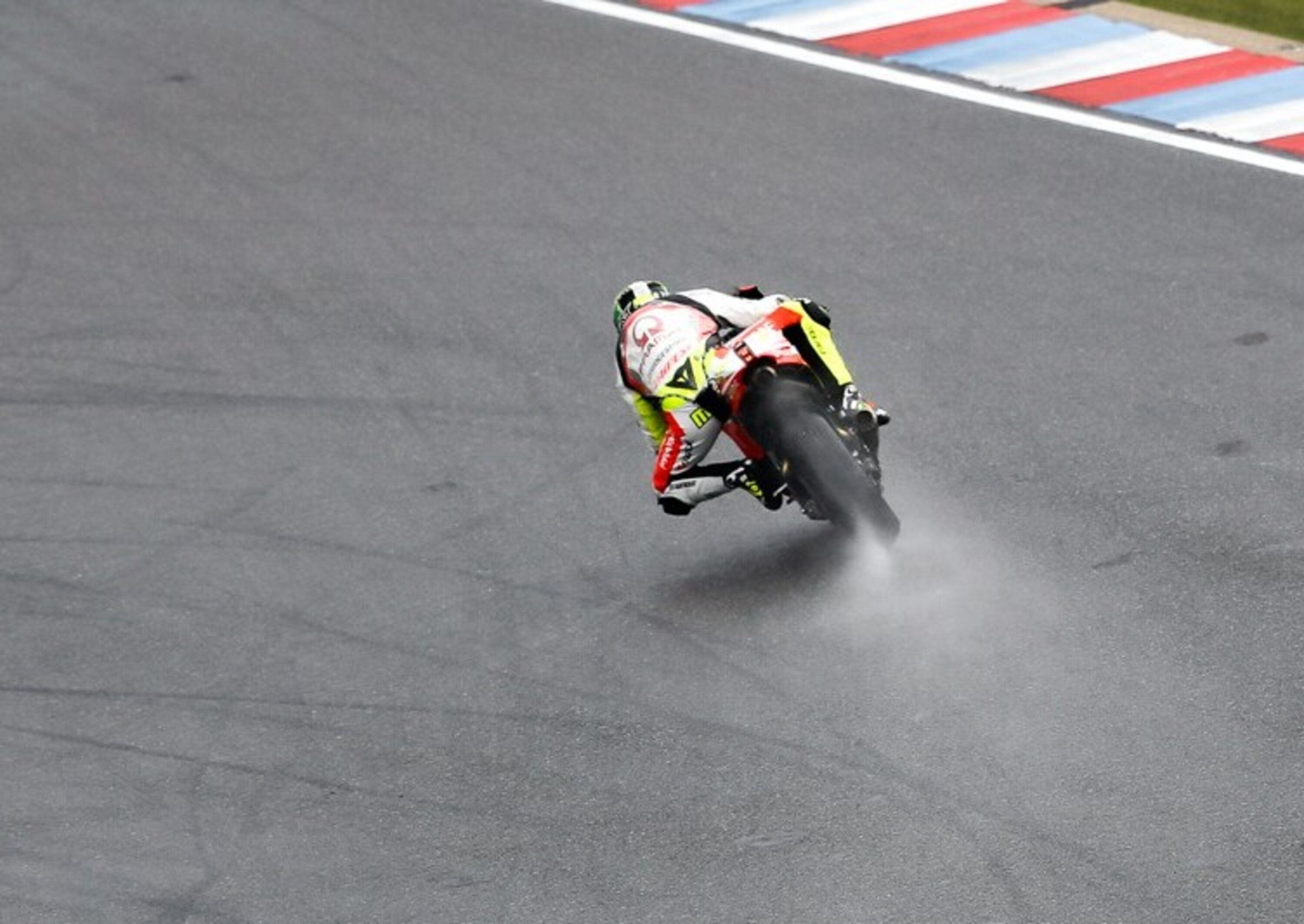 MotoGP. FP2 a Brno, Iannone in testa sul bagnato, Marquez il pi&ugrave; veloce