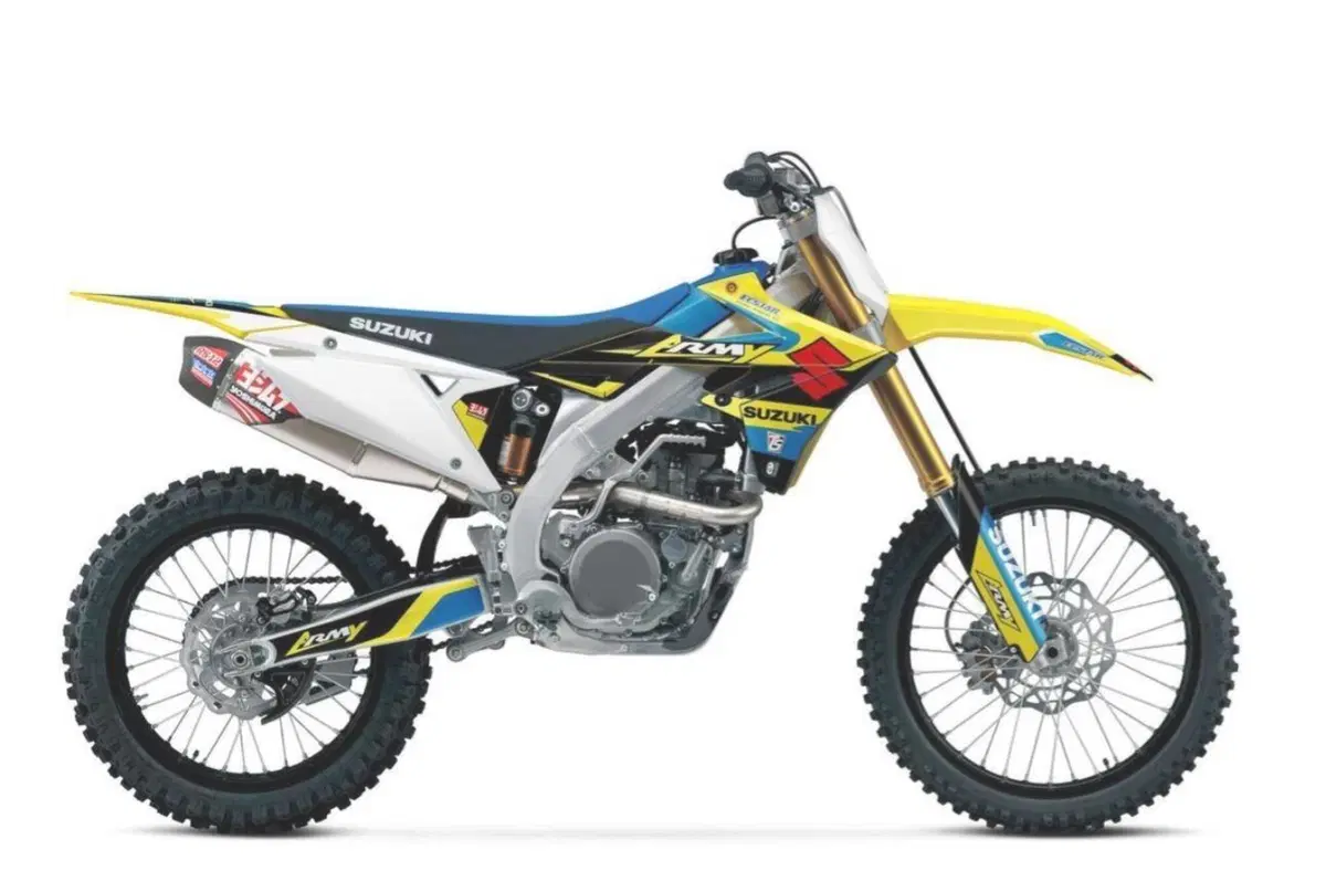 Tra le Suzuki RM-Z 2023 spunta una “Army Edition”. Segno dei tempi (4)