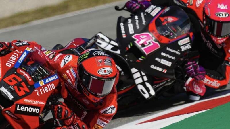 Solo Aprilia resiste alle incontenibili Ducati. Con Loris Reggiani e Zam [VIDEO]