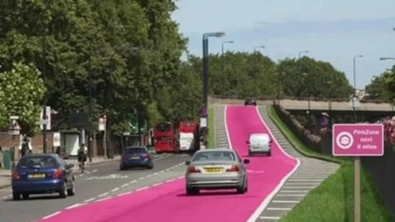 Ipotesi corsie rosa in UK per le donne: simbolo di civilt&agrave; o discriminazione?
