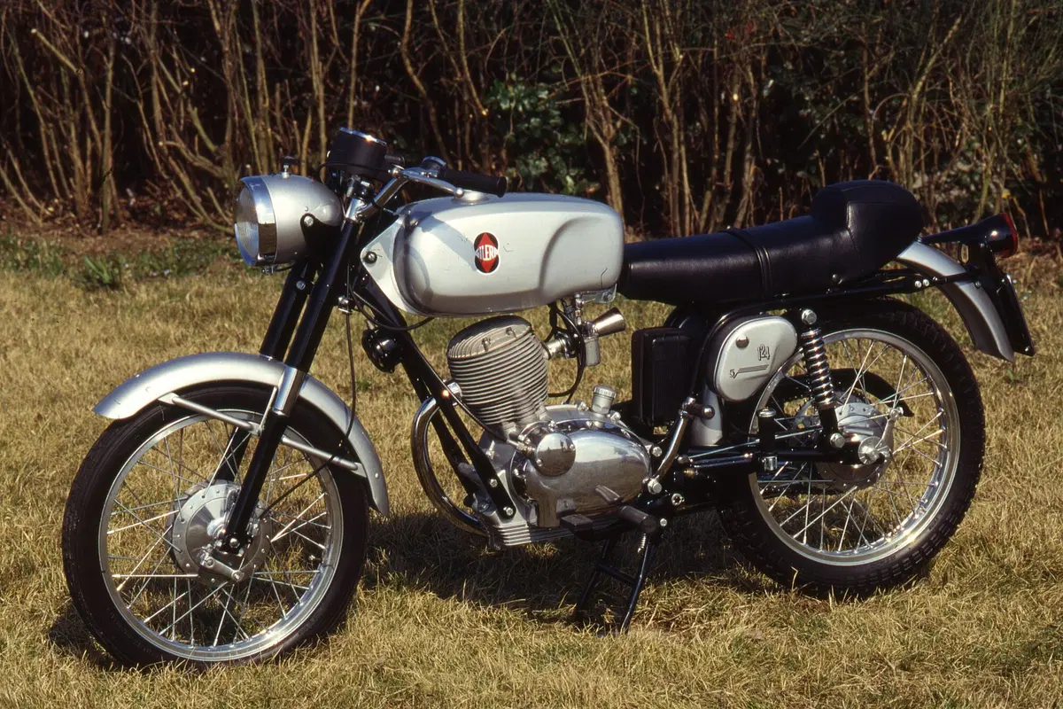 Massimo Clarke: "Morini Corsaro VS Gilera 124 5V" (6)
