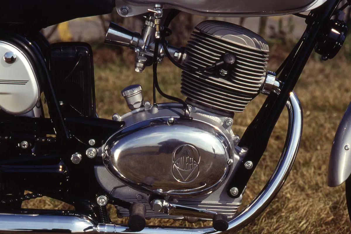 Massimo Clarke: "Morini Corsaro VS Gilera 124 5V" (7)