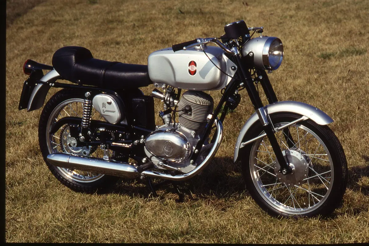 Massimo Clarke: "Morini Corsaro VS Gilera 124 5V" (5)