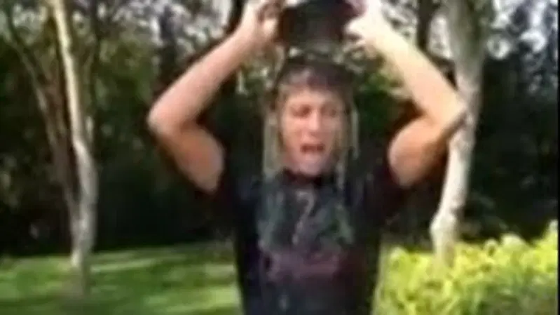 Anche i piloti della MotoGP partecipano all'Ice Bucket. Doccia gelata per la SLA