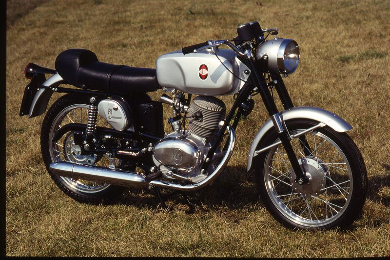 La Gilera 124 5V, dallo styling entusiasmante, aveva le ruote da 17 pollici e il cambio a cinque marce. Agile e versatile, aveva prestazioni molto vivaci, anche se un pelo inferiori rispetto a quelle del Corsaro